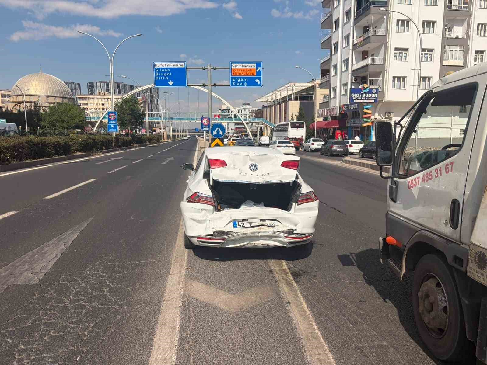 diyarbakir-da-trafik-kazasi-7-aylik-hamile-surucu-soka-girdi