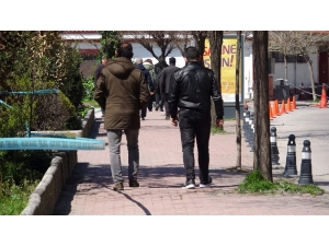 Zonguldak’ta Vatandaşlar Uyarılara Rağmen Sokakta