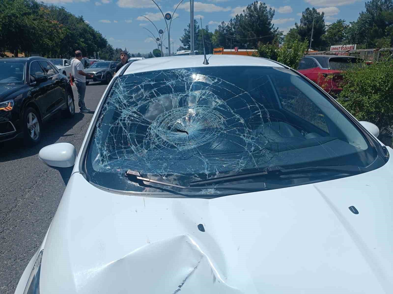 diyarbakir-da-yolun-karsisina-gecmeye-calisan-sahsa-araba-carpti