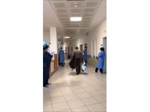 Karacabey’de Korona Virüsü Yenen Hasta Alkışlarla Taburcu Edildi