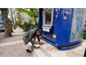 Atm Önlerine Sosyal Mesafeni Koru Uyarısı