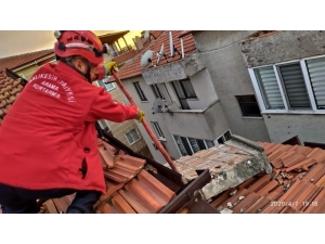 Burhaniye’de Fırtına Çatı Uçurdu