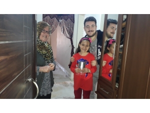 Minik Kız Biriktirdiği Parasını ‘Biz Bize Yeteriz Türkiyem’ Kampanyasına Bağışladı