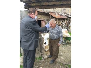 Muhtar Her Gün Köylülerin Ateşini Tek Tek Ölçüp Kayıt Altına Alıyor