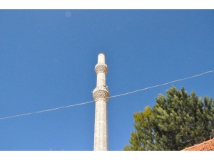 Çürük Raporu Verilen Minarenin Külahı Fırtınaya Dayanamadı