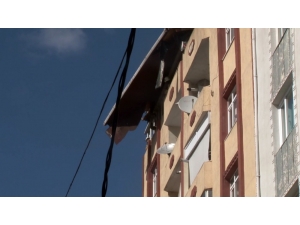 Esenler’de Şiddetli Rüzgar Nedeniyle Binanın Çatısı Kaydı