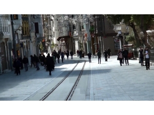 Güneşin Kendini Göstermesiyle Taksim’de İnsan Hareketliliği Yaşandı