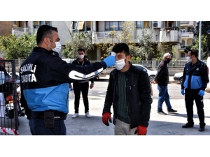 Salihli’de Zabıta, Çarşamba Pazarında Maske Dağıttı