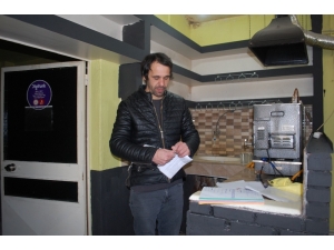 ’Biz Bize Lazımız’ Diyerek Veresiye Defterini Yırtıp Attı