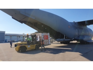 Msb: "Covıd-19 İle Mücadelede Kullanılacak Sağlık Malzemelerini Taşıyan Uçağımız Kosova’ya Ulaştı. Uçağımızı Sağlık Bakanı Arben Vitia, Kosova Altyapı, Ulaştırma Bakanı Lumir Abdixhiku, Kosova Cumhurbaşkanı Politik Danı