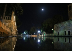 “Süper Ay” Balıklıgöl’ü Aydınlattı