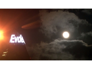 İstanbul’da Süper Ay “Evde Kal” Yazısıyla Görüntülendi