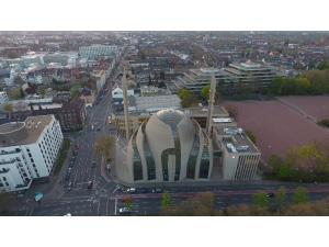 Köln’de Açılışını Cumhurbaşkanı Erdoğan’ın Yaptığı Camide Ezan İlk Kez Hoparlörlerden Okundu