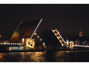 Eminönü Köprüsü Araç Ve Yaya Trafiğine Kapatıldı