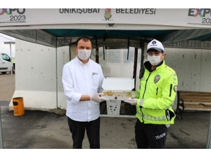 Mado’dan Polislere Tatlı İkramı