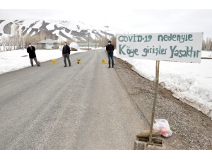 Tabela Asarak Köyü Giriş Çıkışlara Kapattılar