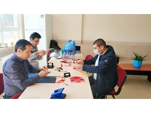 Bu Okulda Öğretmenler Koruyucu Siperlik Üretiyor