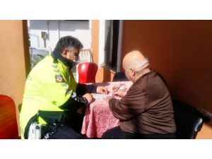 Polis ’Evde Kal’ Dedi, 2 Ay Önce Bağlanan Aracını Evine Getirdi