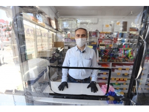 Korona Virüse Karşı Dükkânına Özel Steril Müşteri Bölmesi Yaptı