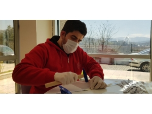 Ellerinde Çekiç, Delgeç Ve Perçinle Siperlikli Maske Üretiyorlar