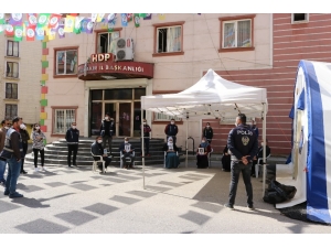 Hdp Önündeki Aileleri Korona Virüs De Yıldırmadı