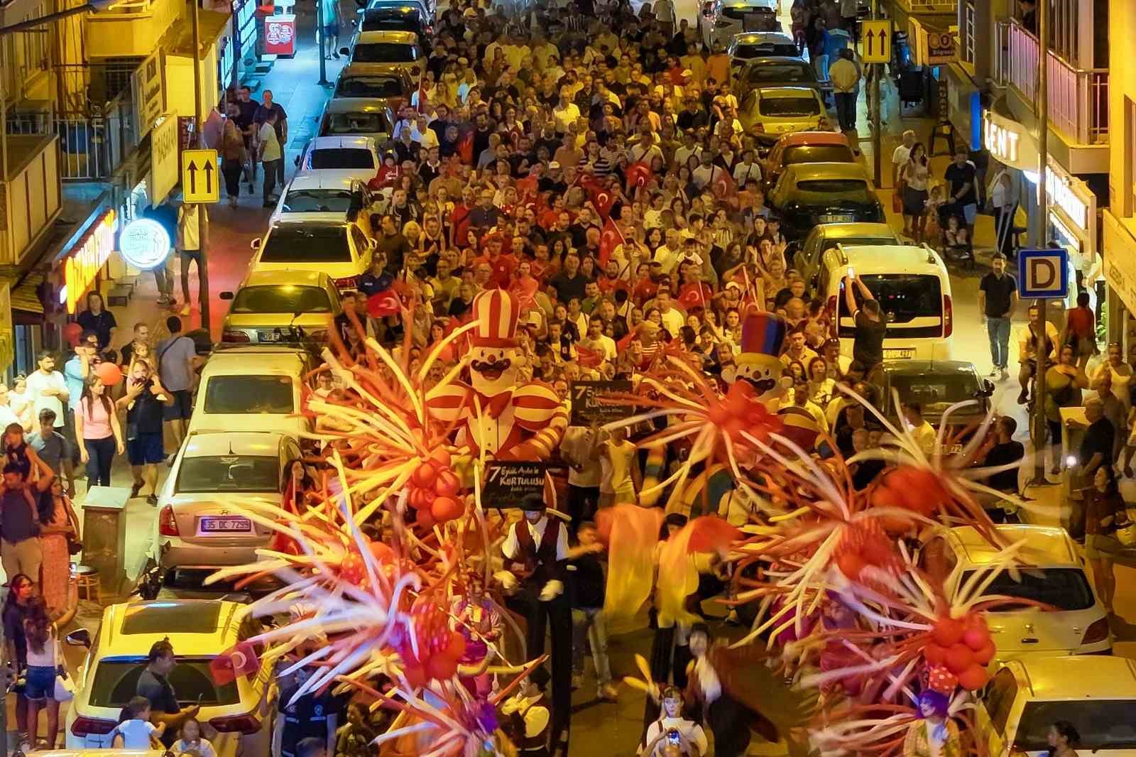 Efeler'de binlerce kişi fener alayında buluştu