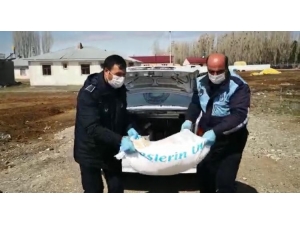 Zabıta Ekipleri Un Çuvalını Elleriyle Taşıyıp Yaşlı Adamın Evine Getirdiler