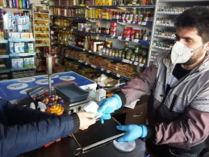 Din Görevlisi Mahalle Halkının Veresiye Borcunu Ödedi