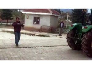 Gençler Traktörleri Birbirine Bağlayıp Güç Yarıştırdı