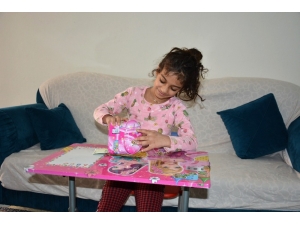 7 Yaşındaki Gül, Kumbarasındaki Parasını "Biz Bize Yeteriz" Kampanyasına Bağışladı