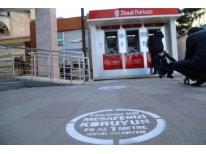 Bingöl’de Atm Önlerine Sosyal Mesafe Uyarısı