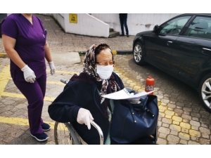 76 Yaşındaki Hipertansiyon Hastası Kadın Koronayı Yendi