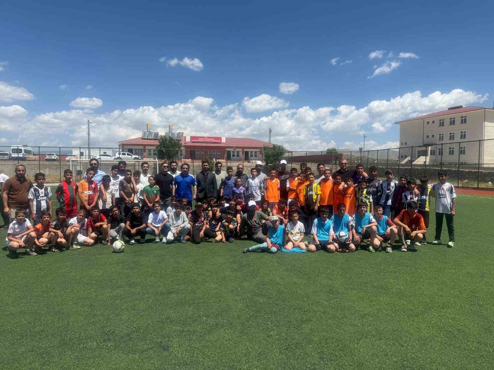 caldiran-da-yaz-kur-an-kursu-ogrencileri-futbol-turnuvasinda-bulustu