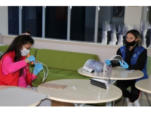 Gençlik Merkezinde Siperli Maske Üretimi Devam Ediyor