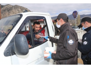 Amasya’da Halka Koruyucu Maske Dağıtıldı