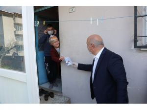 Başkan Bıyık, Kapı Kapı Gezerek Ücretsiz Maske Dağıttı