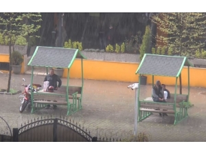 Şiddetli Yağmur Vatandaşları Hazırlıksız Yakaladı