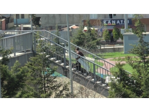 Kocaeli İle İstanbul’u Birbirine Bağlayan Üst Geçit Tel Örgü İle Kapatıldı