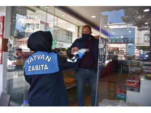 Tatvan Belediyesinden Esnafa Ücretsiz Maske Dağıtımı