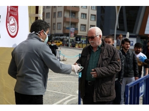 Bayburt’ta Vatandaşlara Ücretsiz Maske Dağıtıldı