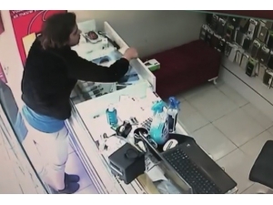 Sokağa Çıkması Yasak Olan Çocuk Hırsızlık Yaparken Kameralara Yakalandı
