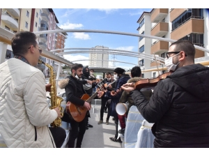 Üstü Açık Otobüsle Sokak Sokak Gezerek, Konser Veriyorlar