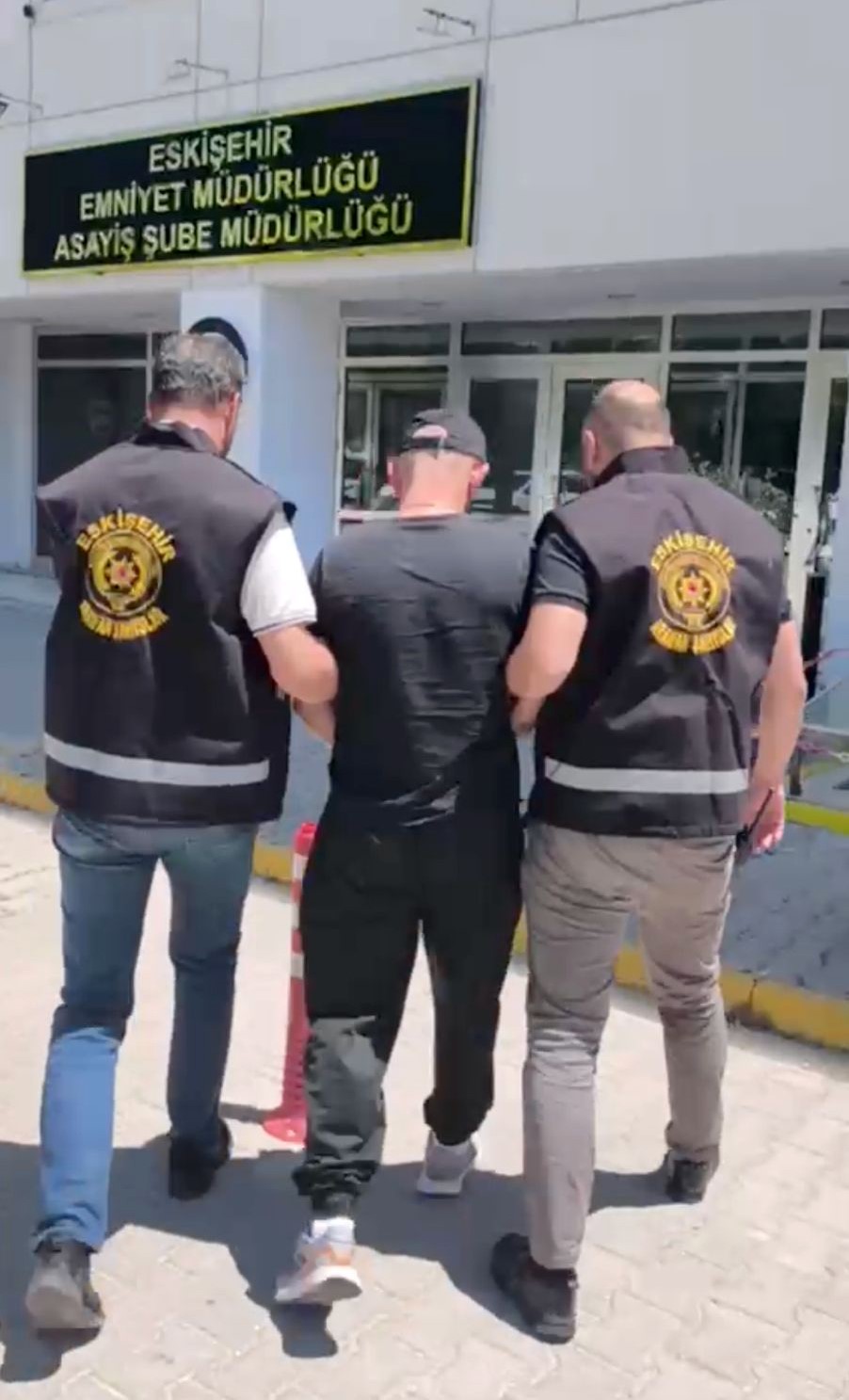 eskisehir-de-cinayet-hukumlusu-2-firari-polis-ekiplerince-yakalandi