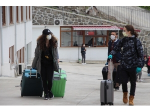 Kanada’dan Getirilen Türk Öğrenciler Trabzon’da Karantinaya Alındı