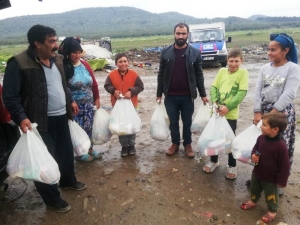 Almanya’dan Ayvalık Ve Burhaniye’de Barakalarda Yaşayanlara Şefkatli Destek
