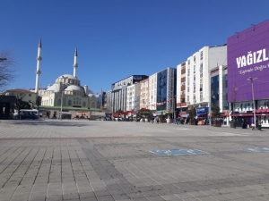 Esenler’de Virüse Özel Tedbir: İşlek Cadde Ve Meydanı Yaya Trafiğine Kapatıldı