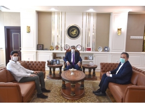 Ak Parti Teşkilatı 300 Adet Gıda Kolisi Bağışında Bulundu