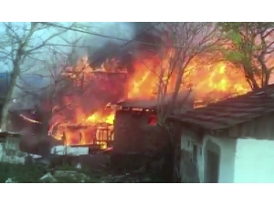 Düzce’de 4 Ev Alevler İçinde Kaldı