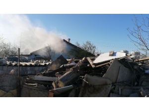 Çıkan Yangın 5 Kişilik Aileyi Evinden Etti