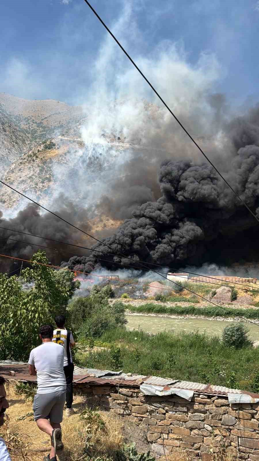 hakkari-de-yangin-panigi